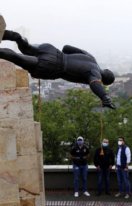La estatua de Sebastián de Belalcázar, un conquistador español del siglo XVI, después de que los indígenas la derribaran en Cali, Colombia, el 28 de abril de 2021.PAOLA MAFLA (AFP)